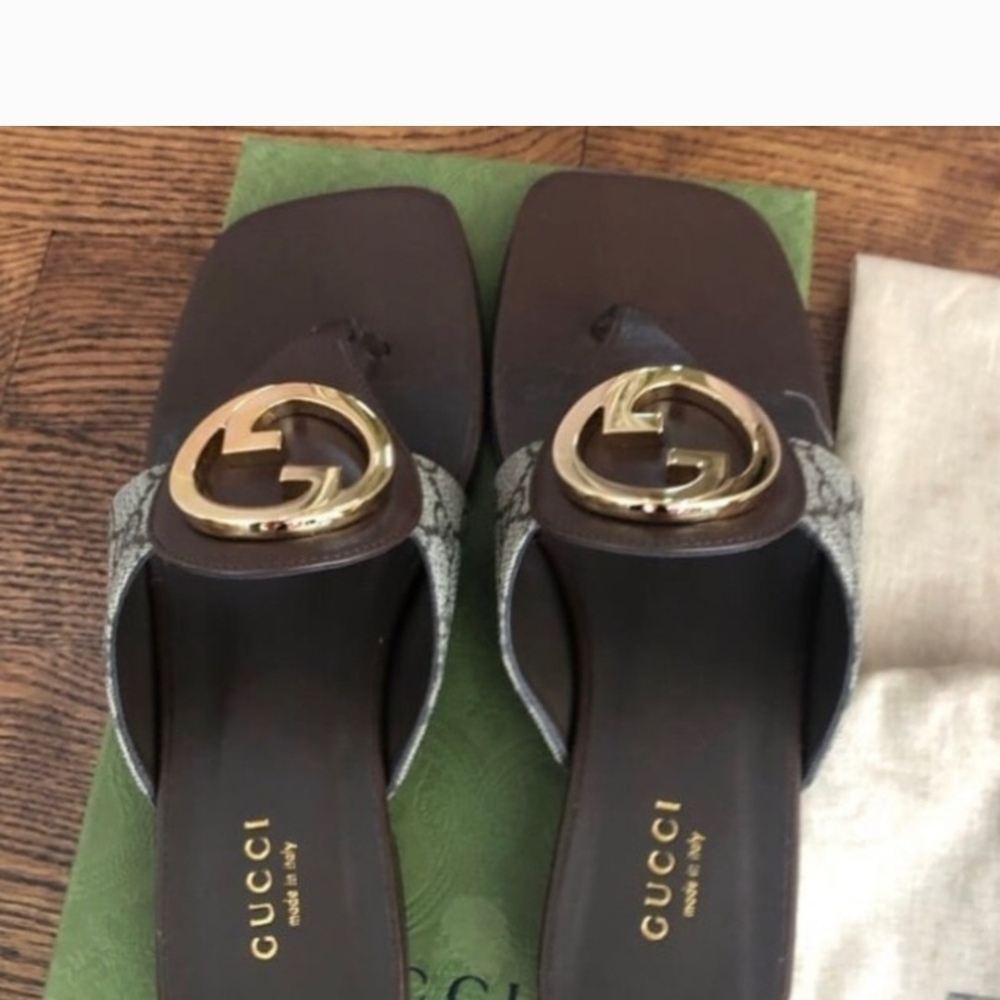 Gucci Women's Black and Gold Logo Sandals